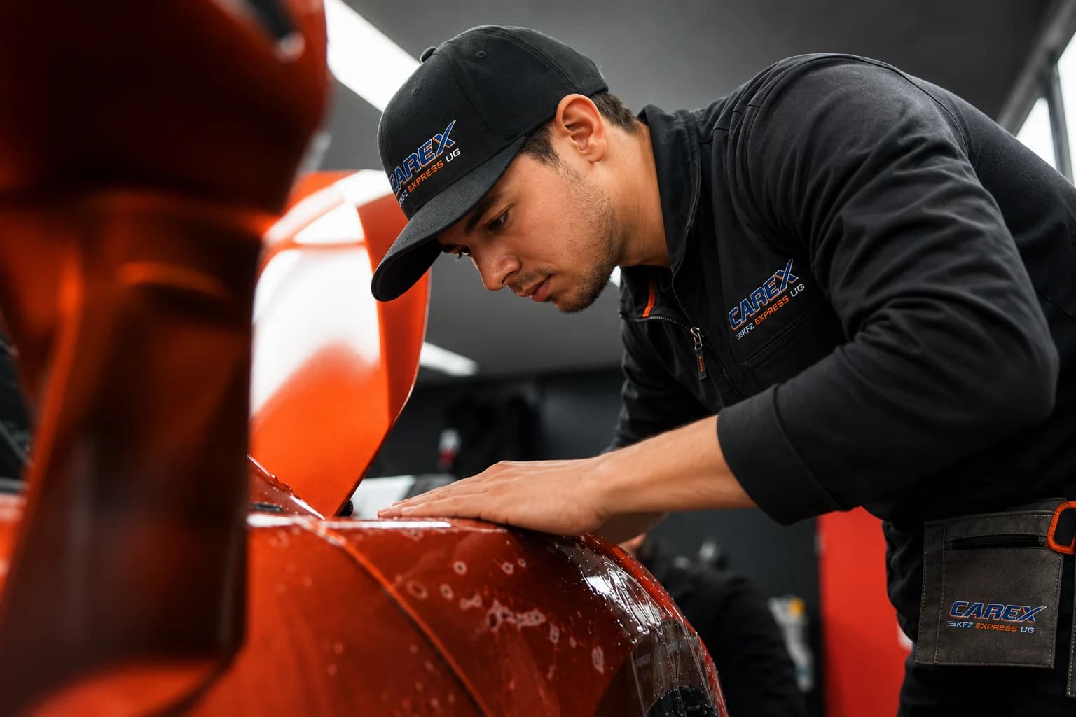 Carex Mechaniker bei der sorgfältigen Arbeit an einem Fahrzeug