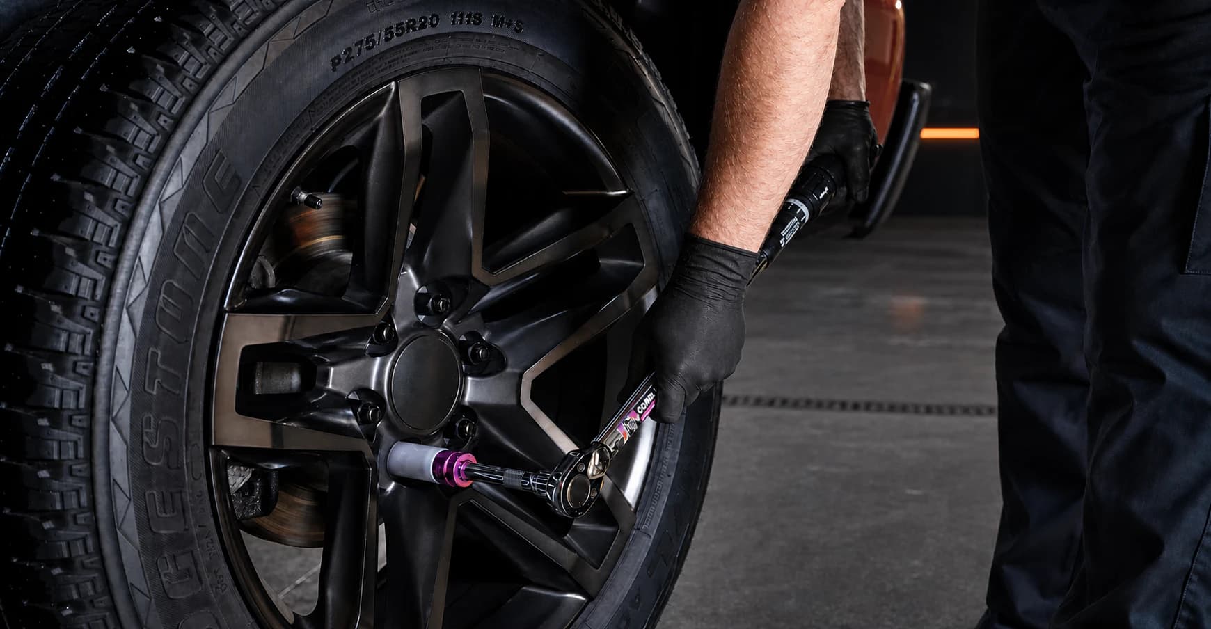 Techniker zieht eine Radschraube mit einem Drehmomentschlüssel kontrolliert fest