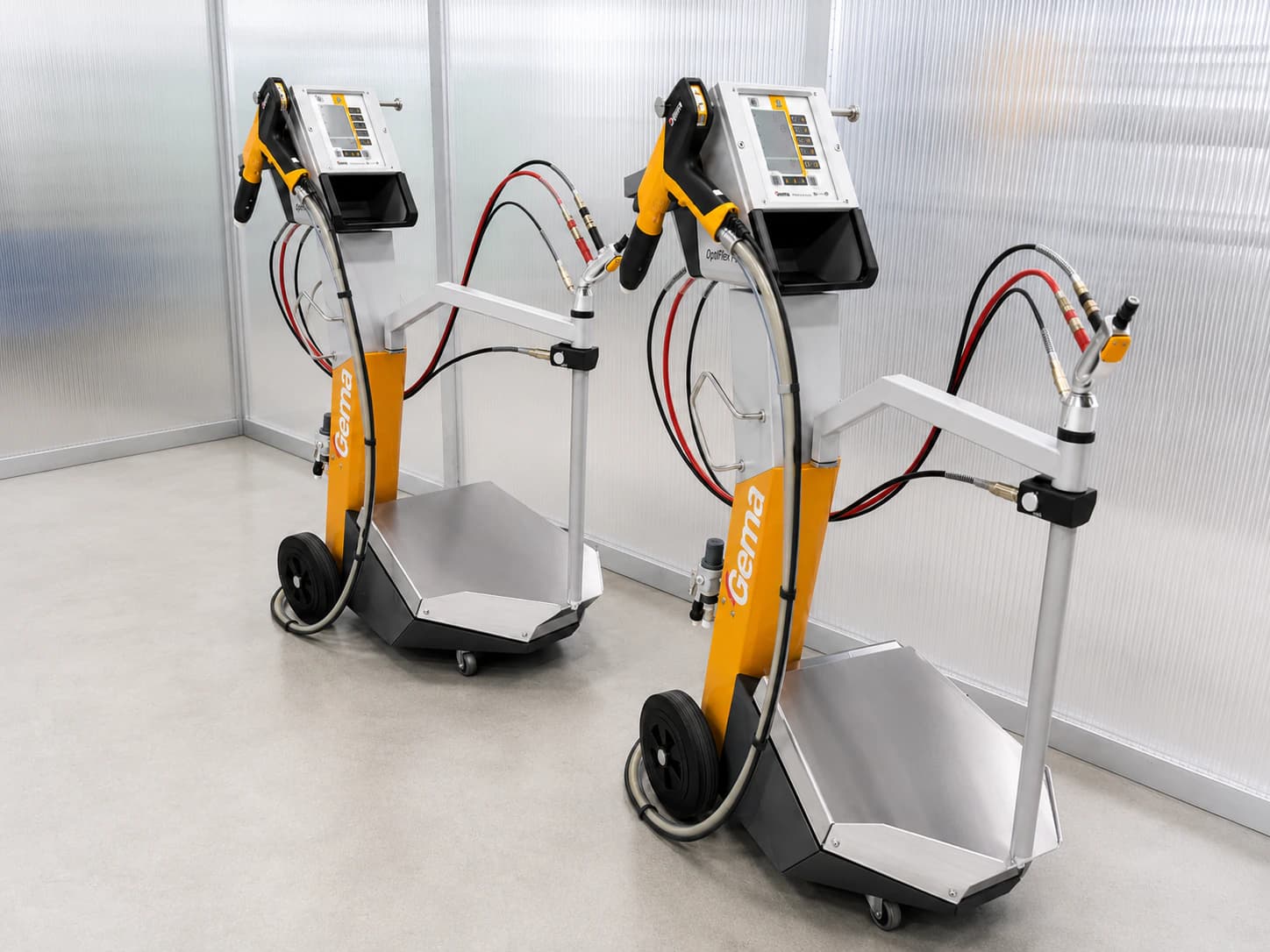 Zwei Gema OptiFlex Geräte für die elektrostatische Pulverbeschichtung