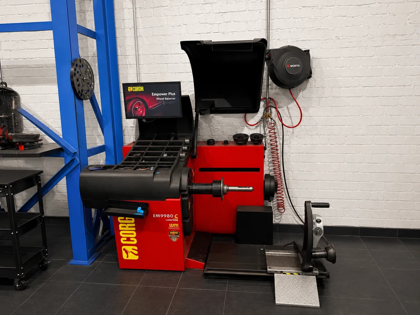 Corghi EM 9980C Radauswuchtmaschine mit Bildschirm und Radaufnahme